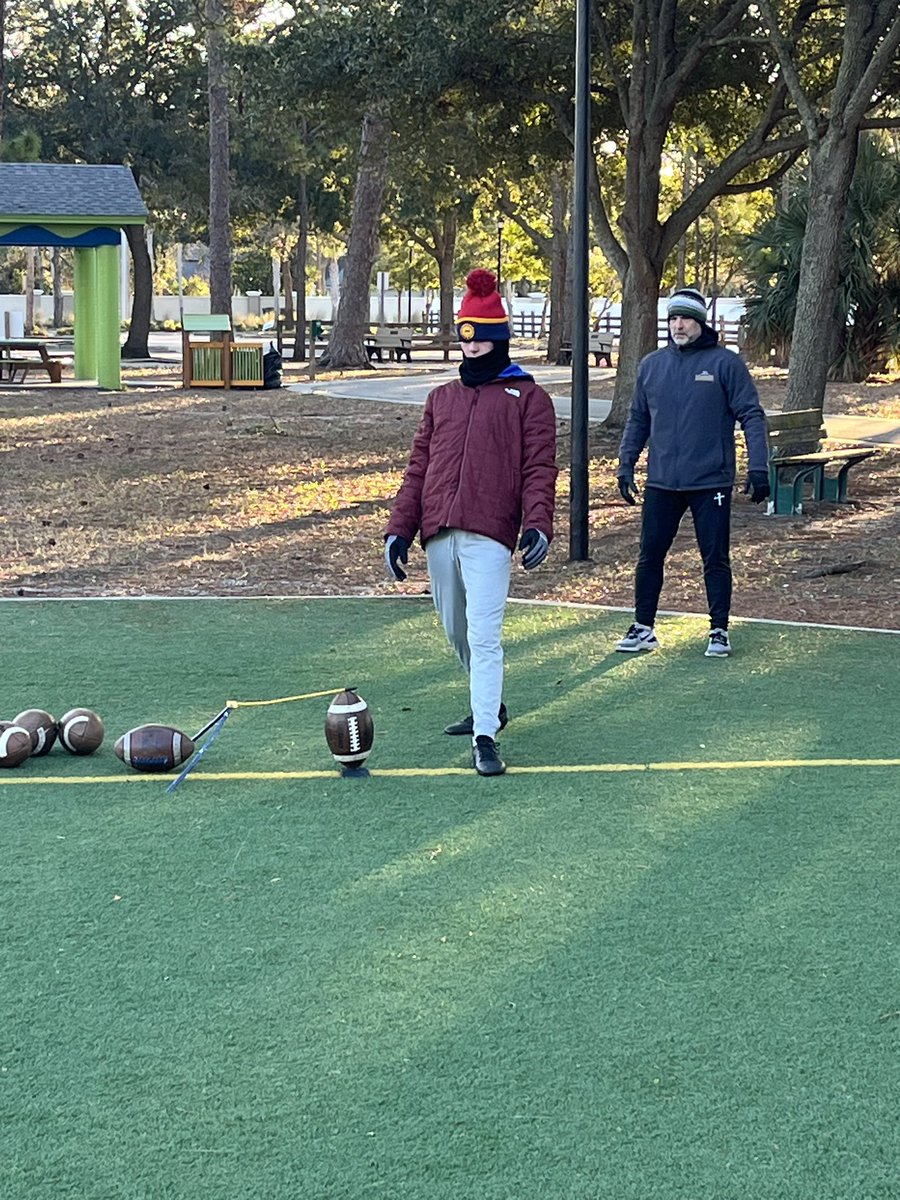 2027JoeSantr's tweet image. Even during freezing temperatures in Jacksonville, Florida, still practicing. 
24°F, Feel like of 7°F. #NoQuarter 🏴‍☠️ 
@FBPirates @wblakewillis @ProFormKicking @bryce_nelson15 @PrepRedzoneFL @DuvalSports @Boyd4Chase @sandlin_da51190