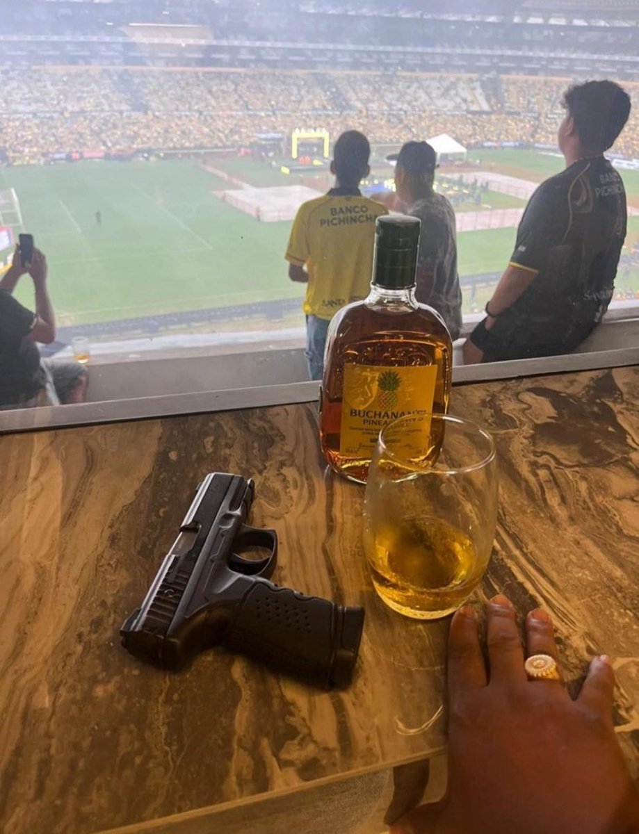Lamentable!!
Un hincha de Barcelona publicó en redes sociales una foto de la noche amarilla desde una suite con un arma en la mesa.