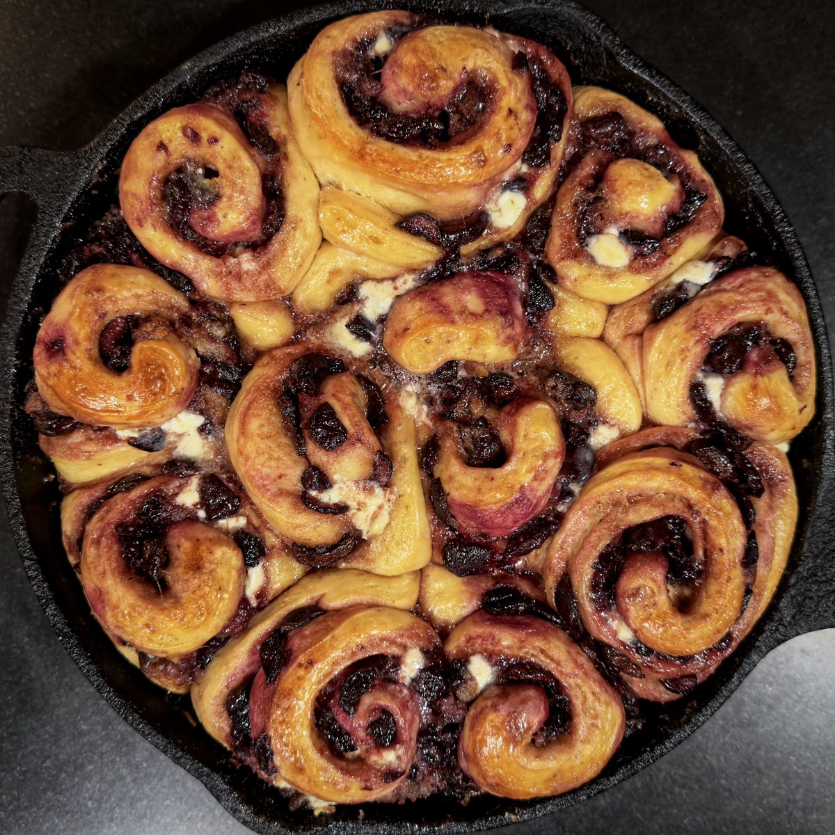 hoarse_radish's tweet photo. Cherry and white chocolate shokupan rolls in #ElBarrio.

My favorite part of baking is oven spring. You never know what you’ll see when you watch bread rise in a hot oven. These milk bread rolls—enriched with extra butter and brown sugar—grew like stalagmites.

#foodie #sourdough https://t.co/iWZcBpsMVa