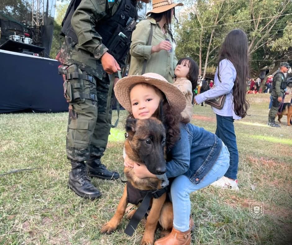 PMOPHN's tweet photo. 🐾 #PresenciónCaninaPMOP | Las #FFAA a través de la Policía Militar del Orden Público (#1BCPMOP), realizaron una Presentación Canina en las instalaciones de la Asociación de Ganaderos y Agricultores de Francisco Morazán (#AGAFAM), ubicadas en la colonia Nueva Suyapa, Tegucigalpa.

Durante la jornada se benefició a más e 300 personas, entre ellas niñas, niños, hombres y mujeres, fortaleciendo el vínculo con la población, así como la confianza ciudadana mediante acciones de proximidad social.