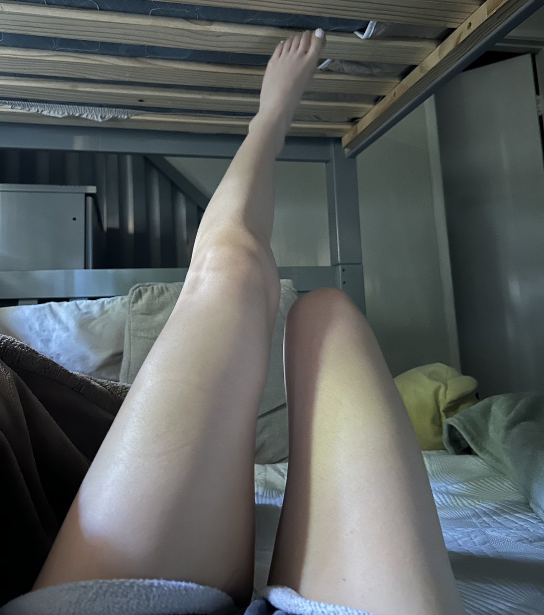 stqrvingcr's tweet photo. Fat ass thighs bruh aaughhhh im crying https://t.co/sJecarlB0k
