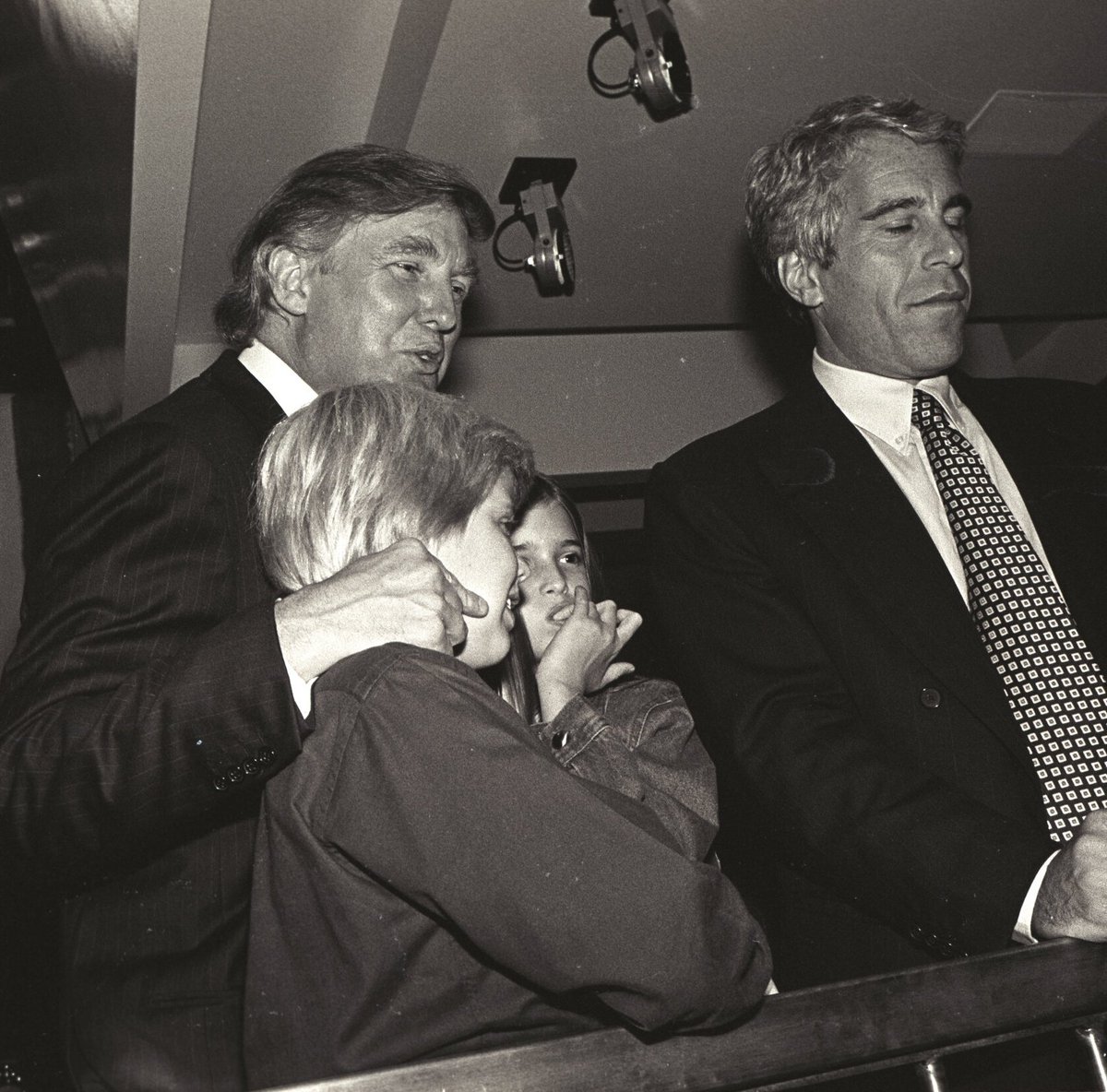 "PRINCIPIO DE REVELACIÓN"

Porque Javier Milei anunció un viaje a la isla donde Donald Trump abusaba y subastaba menores de 13 años