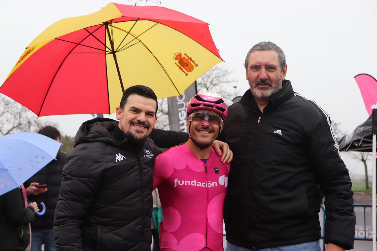 jovendeportEXT's tweet photo. 🚴♂️ El director general de @jovendeportEXT @AmaroSanti , ha acompañado a la salida del I CRITÉRIUM FUNDACIÓN CB “Rubén Tanco” en Badajoz.
Un evento inclusivo que impulsa el deporte adaptado y el ciclismo extremeño.
#DeporteInclusivo #Ciclismo #Extremad https://t.co/t1dGdIlrMc