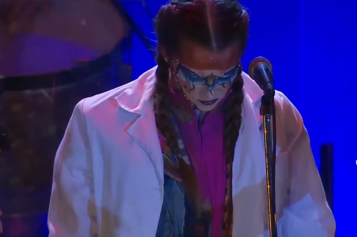 Maestra, ¿me puede dormir? Lo intento.
Maestra, ¿me puede contar? Un cuento, quizás.
Maestra, ¿me enseña a vivir?

Maestra, que ayer no comí.
Maestra, en mi casa me pegan.
Maestra, mi padre no viene.
Maestra, me cría mi abuela.
Maestra, mi hermano está preso.

La Trasnochada 🌙.