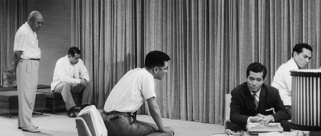 AlejandroGCalvo's tweet photo. De locos el cómo sitúa a los personajes en el plano Akira Kurosawa en la primera hora de EL INFIERNO DEL ODIO (1963). Parace 70mm pero es su habitual iluminación en enfoque total y TohoScope (en 35mm). https://t.co/Zc2jWytSSm