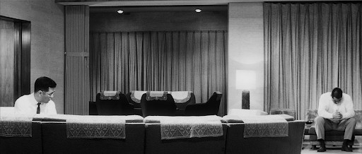 De locos el cómo sitúa a los personajes en el plano Akira Kurosawa en la primera hora de EL INFIERNO DEL ODIO (1963). Parace 70mm pero es su habitual iluminación en enfoque total y TohoScope (en 35mm).