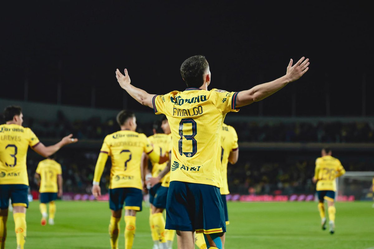 Cesarr08_'s tweet photo. Exactamente hoy, pero hace cinco años, el Club América anunciaba la llegada de un joven español con poco recorrido y muchos menos reflectores. Llegó por solicitud del entonces DT, Santiago Hernán Solari Poggio.

Sin saberlo, estábamos a punto de presenciar el nacimiento de una de las mayores leyendas de esta institución. Desde su primer torneo demostró de qué estaba hecho y que venía con un solo objetivo en mente: ganar.

Lamentablemente, durante sus primeros torneos no se pudo cumplir esa meta. Liguilla del Clausura 2023: el Club América enfrenta al Club Deportivo Guadalajara en la semifinal. El América tenía la ventaja; sin embargo, al minuto 64, Álvaro Fidalgo se hizo expulsar tras una barrida imprudente. El equipo perdió el partido y quedó eliminado.

Muchos jugadores se habrían quebrado después de aquella noche en el Azteca, pero tú elegiste el camino del héroe. No pediste perdón con palabras, lo pediste con fútbol. Tu redención no solo fue un título, fue ganarte el respeto eterno de quienes alguna vez dudaron. Nos enseñaste que los errores no definen a un jugador, sino la forma en que se levanta de ellos.

El siguiente torneo vivimos una de las mejores épocas en toda la historia de este club y, para sorpresa de nadie, el eje de ese equipo se llamaba Álvaro Fidalgo. Todo lo que pasaba en la cancha tenía que pasar primero por sus pies; la única forma de describir lo que hacía en el campo era con la palabra 'magia'.

Domingo 17 de diciembre de 2023: el Club América, después de cinco años de sequía, por fin regresó a la gloria como campeón del Apertura 2023.

— 'Estaba en deuda con el club, con mis compañeros y con la afición'. — 'Fueron seis meses muy difíciles'. Estas fueron las primeras palabras de Álvaro Fidalgo tras ganar el título.

Después de eso, las cosas solo fueron a mejor. El domingo 15 de diciembre de 2024, el Club América se consagró tricampeón del fútbol mexicano. En todos y cada uno de esos torneos, Álvaro no hizo más que seguir demostrando el 'crack' que era dentro y fuera de la cancha; ese tricampeonato no hubiera sido posible sin él.

— 'Lo he dicho siempre: llegué siendo uno y me voy (o me quedo) siendo otro. Este es el club de mis amores, el que me dio todo cuando nadie me conocía en México. Hacer historia de esta manera, con tres títulos seguidos, es algo que no puedo explicar con palabras'.

Álvaro Fidalgo Fernández: gracias por tu esfuerzo, gracias por dejarnos presenciar tu magia y gracias por cada gota de sudor que derramaste. Gracias por cada gol, por cada asistencia y por todo.

Tengo 21 años y, desde que tengo memoria, soy aficionado de este hermoso club; sin embargo, jamás me había identificado tanto con un jugador. La razón es simple: eras un aficionado más dentro del campo. Amabas estos colores tanto como nosotros y dabas todo por ellos.

A mi generación le faltaba un referente que sintiera la camiseta como los de antes, y tú fuiste ese jugador que nos hizo volver a creer en los ídolos.

Tu nombre quedará eternamente grabado con letras de oro en la historia de este club. Te irás por la misma puerta por la que se fueron leyendas como Cuauhtémoc Blanco, Carlos Reinoso, Alfredo Tena y Cristóbal Ortega. Esa puerta siempre se quedará abierta por si algún día quieres regresar; todos te esperaremos con los brazos abiertos.

Dicen que el sentido de pertenencia no se compra, se construye. Tú no naciste en Coapa, pero el americanismo nació en ti desde el primer día. Te vas como el 'Maguito', pero te quedas como un ejemplo de lo que significa portar este escudo con honor. Vuela alto, Álvaro, que aquí en el nido siempre habrá un lugar para los que juegan con el corazón en la mano.

Estoy seguro de que, de parte de toda la afición, te deseamos el mayor éxito posible. Hoy y siempre, serás Águila. 🦅💙💛

@Alvaro10fidalgo