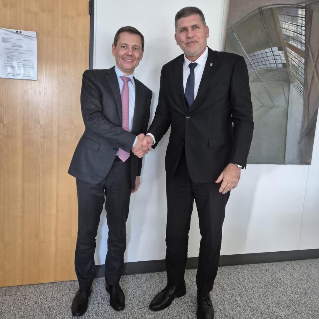 El vice primer ministro de Cuba, Oscar Pérez-Oliva, y el director general del Tesoro de Francia, Bertrand Dumont, conversaron, en la capital francesa, sobre las posibilidades de potenciar los vínculos económicos bilaterales y exploraron vías para lograrlo.
#LaHabanaViveEnMí