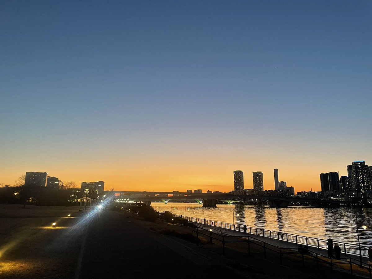 SyakmiW's tweet photo. 湾岸部にタワマンが巨大な壁のように聳え立っています。ビルと月とスカイツリーが煌びやかに光を放っていました。
#スカイツリー #豊洲 https://t.co/2PwAvJenmL