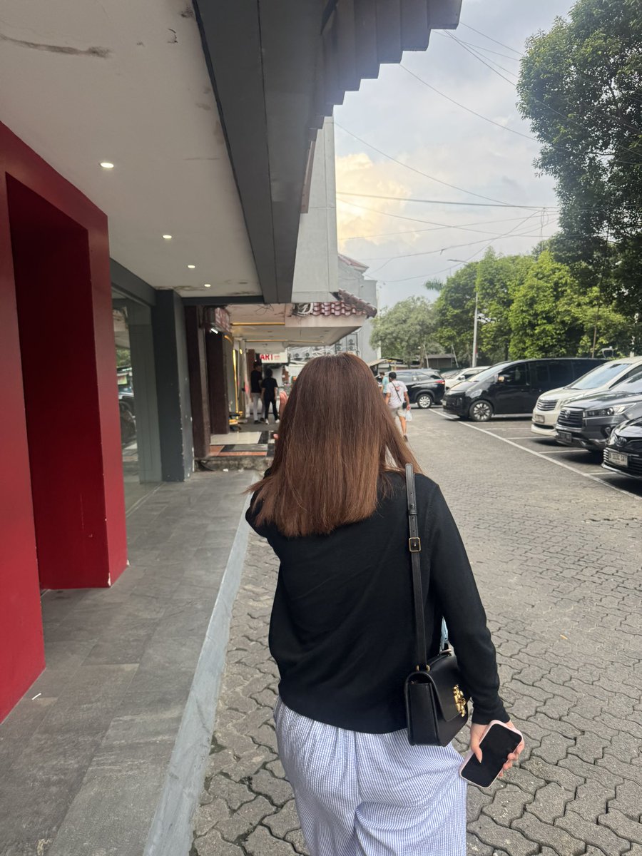 H3LL40GNS's tweet photo. dari belakang aja cantik bingung https://t.co/r1IifUCIUO