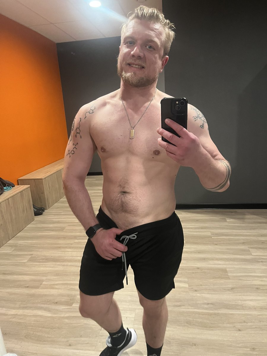 LudwigV59045's tweet photo. Wanna suck ?! #gay #sexymen #gayfit #lockerRoomFun https://t.co/ctTgEMjaQs