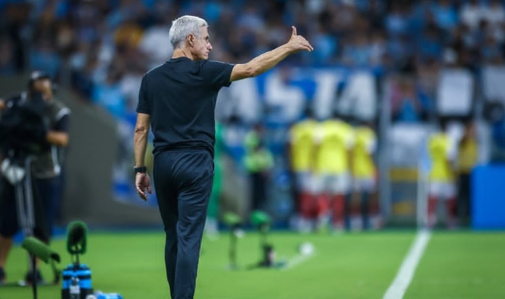 O torcedor do Grêmio precisa ter ciência de que o clube conta hoje com um dos melhores técnicos do futebol brasileiro no comando.

A mídia vai tentar, de todas as formas, desestabilizar o trabalho e criar pressão em momentos de instabilidade ainda mais em um início de projeto.