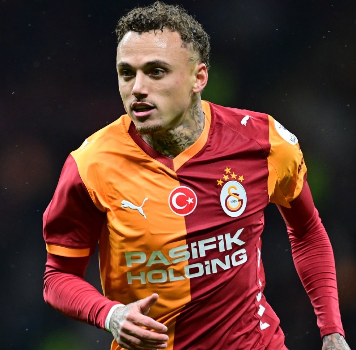 Galatasaray-Kayserispor maçının ilk yarısında: 

- Sahanın en çok adam eksilten ismi: Noa Lang
- Sahanın en çok ikili mücadele kazanan ismi: Noa Lang
- 4 gol girişimi
- %88 pas isabet yüzdesi.