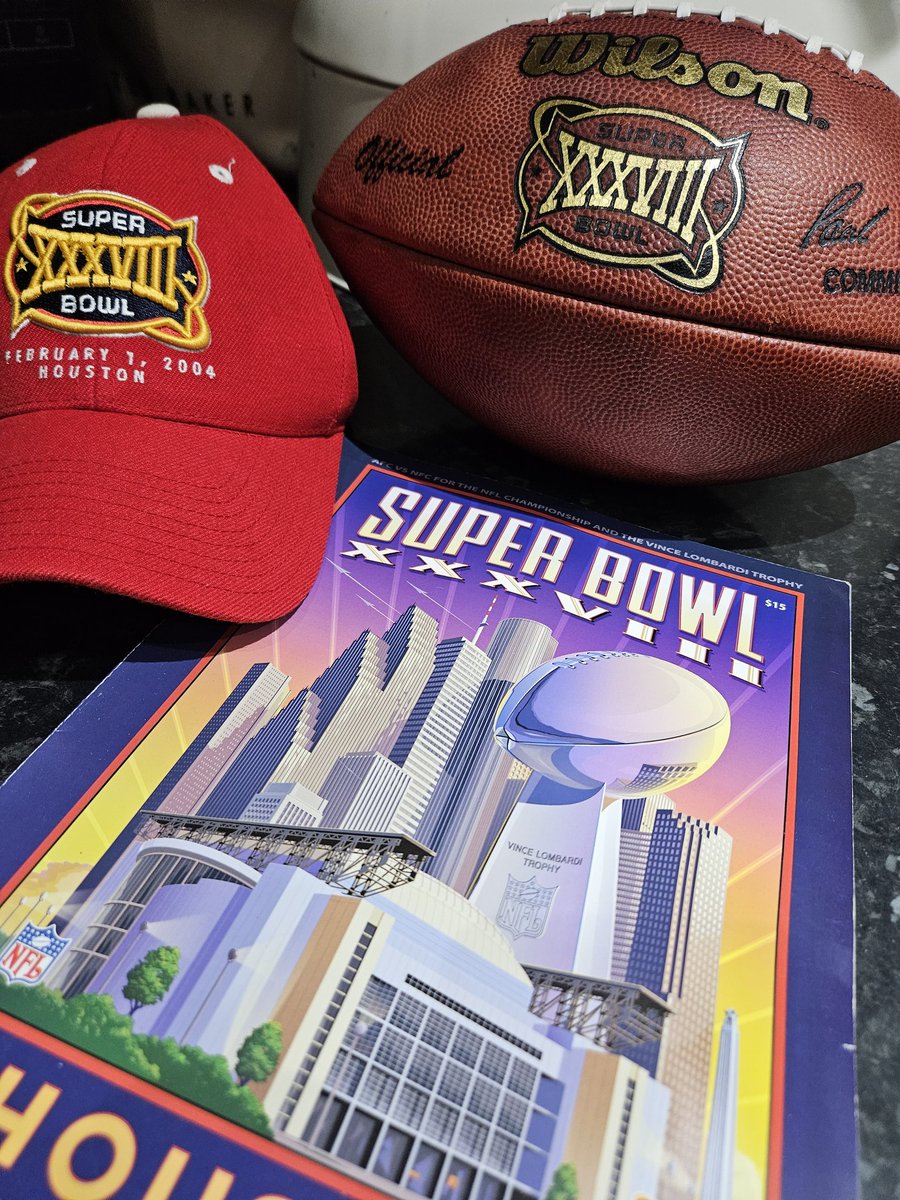 RetroPatriots's tweet photo. #OnThisDay in 2️⃣0️⃣0️⃣4️⃣

The @Patriots win Super Bowl XXXVIII, beating the Carolina Panthers 32-29 in Houston. 

#NEPats https://t.co/9MsfK8ZF5R