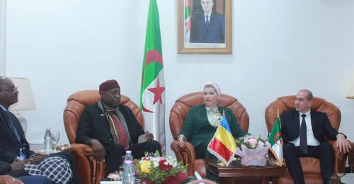 gmhoryachad's tweet image. 🇹🇩🤝🇩🇿 #تشاد_الجزائر
وفد #CESCE يقوي العلاقات الدبلوماسية بالجزائر! 👏
رئيس المجلس الدكتور أحمد مبودو محمد استقبلته وزيرة التضامن والأسرة الجزائرية، سوريا مولودجي، السبت 31 يناير.
#دبلوماسية #تعاون
@mounirallamine2