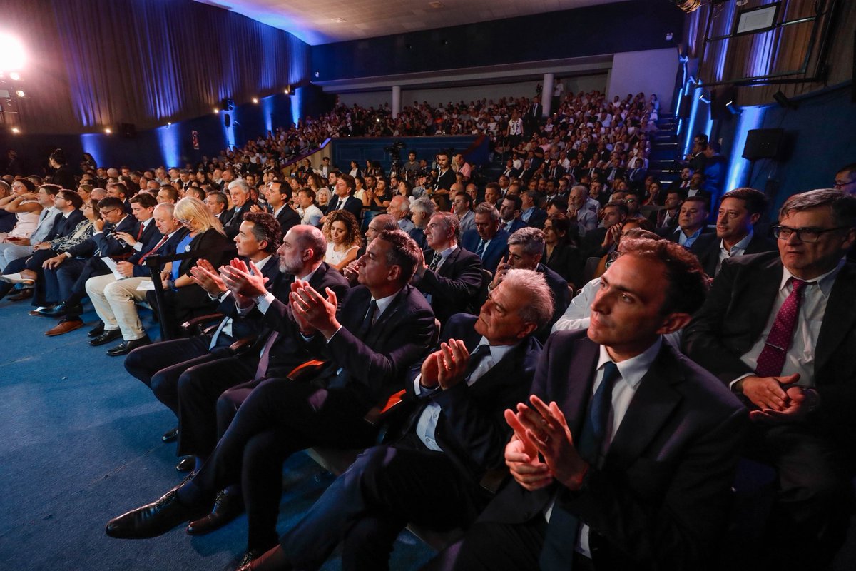 JuliLopezOK's tweet photo. ➡️ Acompañamos la apertura del 148° período ordinario de sesiones de la @legislaturacba en #Laboulaye, una decisión política que expresa el compromiso de esta gestión con el federalismo y con un Estado más cercano.⁣
⁣
🛣️ Que este acto se realice nuevamente fuera de la capital provincial -dando continuidad a una experiencia iniciada el año pasado en #DeánFunes- es una forma concreta de acercar el Poder Legislativo al interior y reconocer la diversidad de nuestra provincia.⁣
⁣
💪🏼 Me alegra ver como nuestra gestión continúa trabajando con fuerza para todos los cordobeses con propuestas y hechos que no quedan sólo en palabras. 

En ese sentido, que nuestro Gobernador anuncie que fortalece la lucha contra el Narcotráfico sumando 5 delegaciones de la FPA,  llevando a la legislatura la Ley Antibunker y una inversión histórica en tecnología, muestra a las claras quiénes lo combatimos y quiénes con su inacción lo impulsan. 

Devolver a la ciudadanía los lugares tomados por los narcotraficantes, ampliar el radio de acción y el equipamiento de nuestras fuerzas, es pensar en Córdoba. 

Estar del lado de los cordobeses es cuidar a las víctimas. Por ello también trabajaremos para que se apruebe la Ley de Protección Integral para Víctimas del Delito (Ley Joaquín) anunciada por @MartinLlaryora. Para garantizar protección, reparación y acompañamiento a las víctimas del delito.

Además celebro el apoyo al trabajo que estamos haciendo para trasformar el @SPdeCordoba en un espacio más adapatado a los nuevos tiempos. La Ley de Régimen Especial Penitenciario para presos de alto perfil es fundamental para que Córdoba continúe dando la batalla firme contra el delito. 

🔝Con estos anuncios sumados al Plan de Igualdad Territorial más toda la inversión que realizamos desde el gobierno provincial, Córdoba no para y seguimos con fuerza impulsando a Córdoba para los cordobeses.