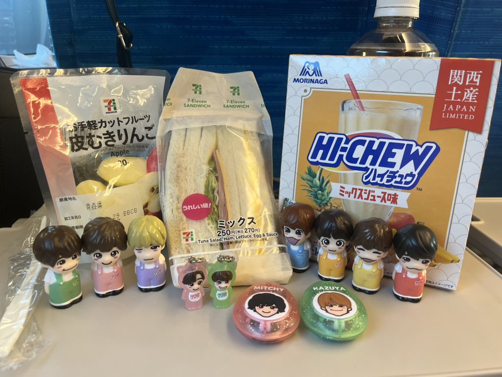 wa17da27's tweet photo. 新幹線乗って新大阪出発したばかりの時、
え？なんかしゃべっとる！
え？わたしの携帯？って焦ってたら
カバンの中の大橋和也くんでしたーー！💚
「おかえり〜💚」言うてました🤣💚
また大阪来てね💚ってことかな🥰
大阪最高でした〜🐙
また絶対来るね🚄
#なにわ男子VoyAGE
#1stDOMELIVE https://t.co/y8ggT5DXfC