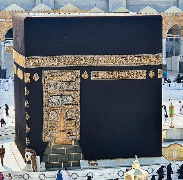 josephMuztich's tweet image. DEVELOPING 🚨

DOJ Epstein files confirm Kaaba kiswa pieces were shipped from Saudi Arabia to Jeffrey Epstein, with their religious significance explicitly explained in emails.

Emails and shipping records name those involved:
➤ Aziza Al-Ahmadi (UAE based Saudi women) sent a 22…