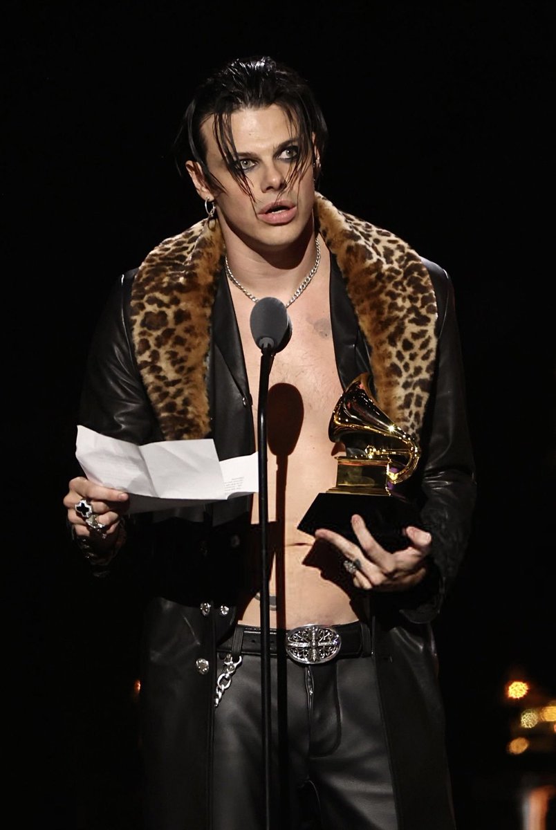 Someone who needs to day it: Men wearing makeup look so good!!