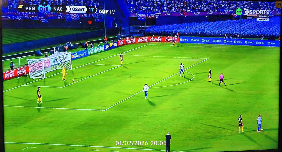 A ver las nuevas generaciones:
¿Están viendo el clásico por TV?
Bueno... Así se veían los partidos en 1982 cuando Sanchez Padilla en "Estadio 1" transmitía un progreso, Rampla desde el Abraham Paladino...