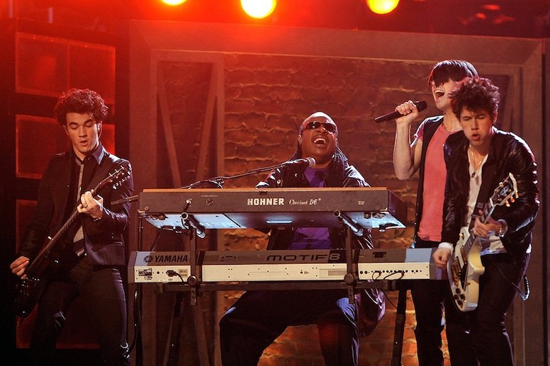 Lonelywarrior3's tweet image. La primera entrega de los #Grammys en la que asistieron los Jonas Brothers fue hace 17 años. Estaban nominados a mejor nuevo artista (Adele ganó esa noche) y cantaron con Stevie Wonder.