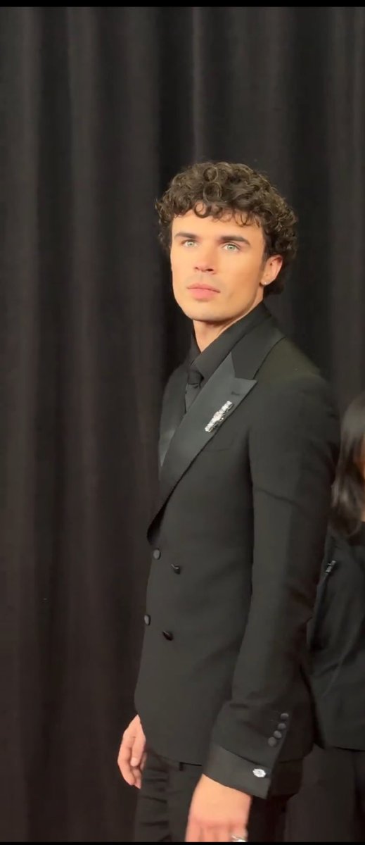 bballbabyalt's tweet image. He played with that glambot but that mug came through on the off guards 

NIC VANS AT THE GRAMMYs #NicVansxGRAMMYs #GRAMMYs