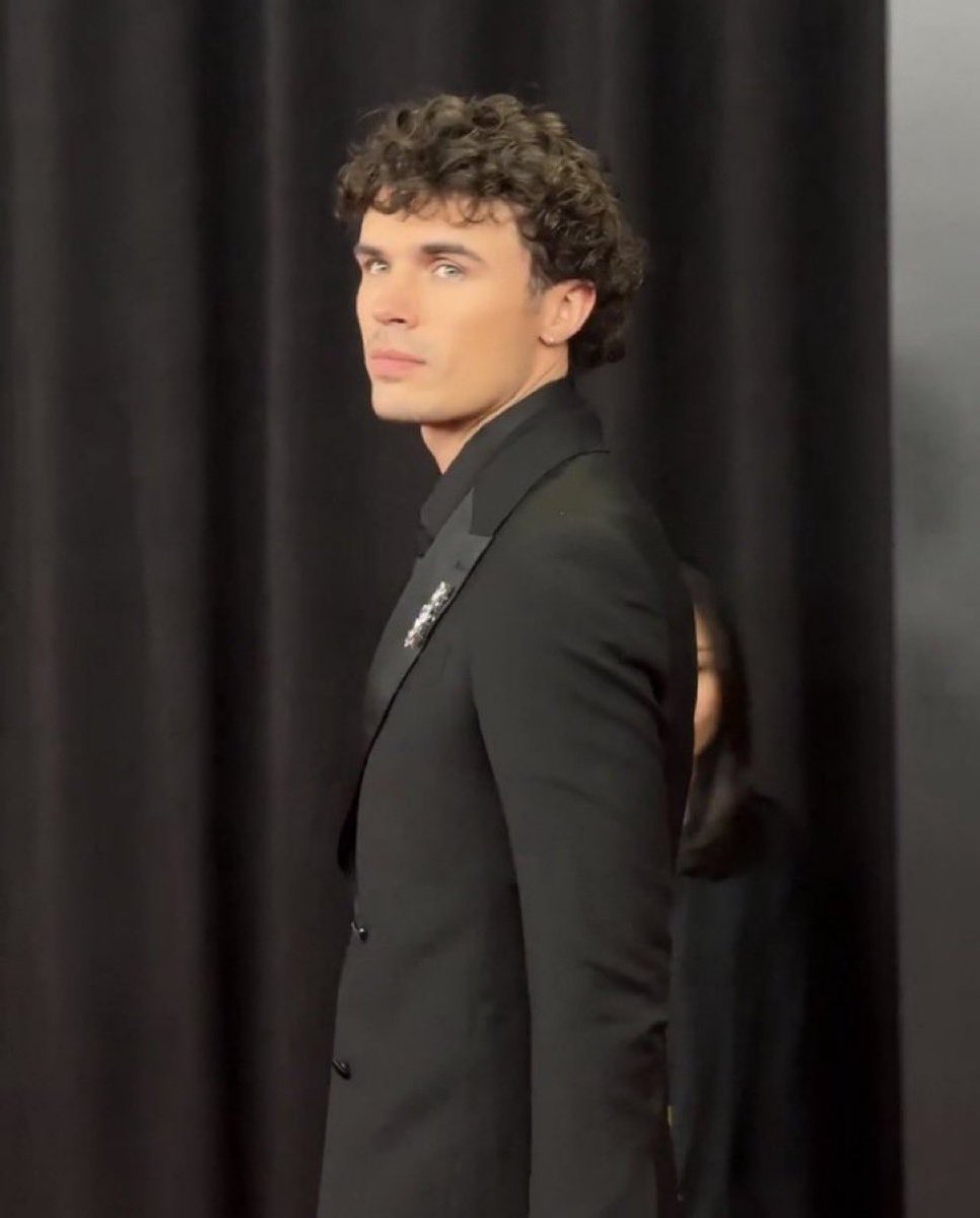 bballbabyalt's tweet image. He played with that glambot but that mug came through on the off guards 

NIC VANS AT THE GRAMMYs #NicVansxGRAMMYs #GRAMMYs