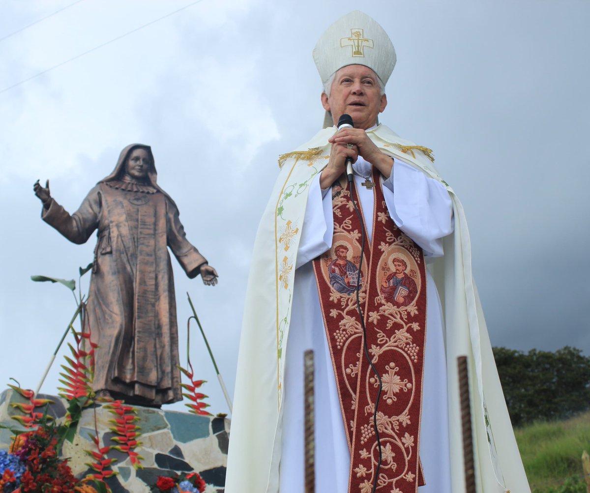 A Noel Antonio Londoño, obispo  de #Jericó, la AngloGold Ashanti  le ofreció una catedral en honor a #SantaLaura, el Obispo se negó, en cambio ha respaldado la defensa del AGUA y ayer bendijo un monumento a #SantaLaura en el lugar de resistencia del campesinado. #JericóSinMinería