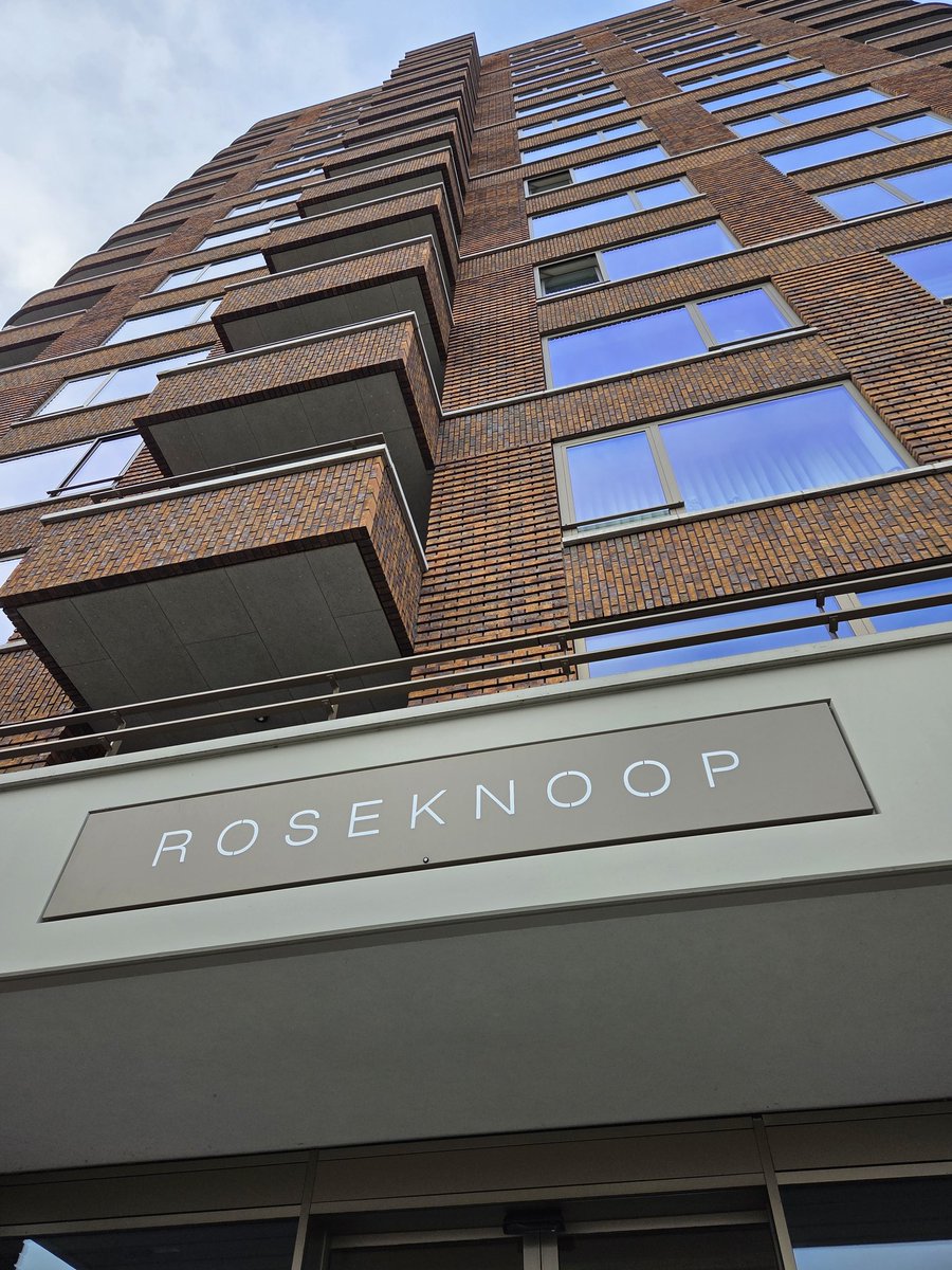 RubenArnhem's tweet photo. Op bezoek in de #Roseknoop. Iedereen verdient een huis zonder schimmel of enkel glas. Dit gebouw is een hele verbetering voor sociale huurders. Mooie woningen met een lift, balkon en lage stookkosten. -#Tweebosbuurt #Tweebos #Afrikaanderwijk https://t.co/afHPGTvzSL