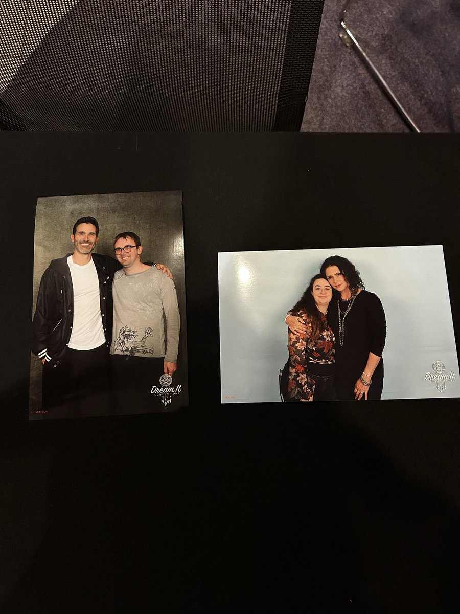 RT svp si quelqu’un cherche ces deux photos elles sont toujours à l’hôtel ! <a href="/DreamitCon/">Dream It Conventions</a> #BHF4