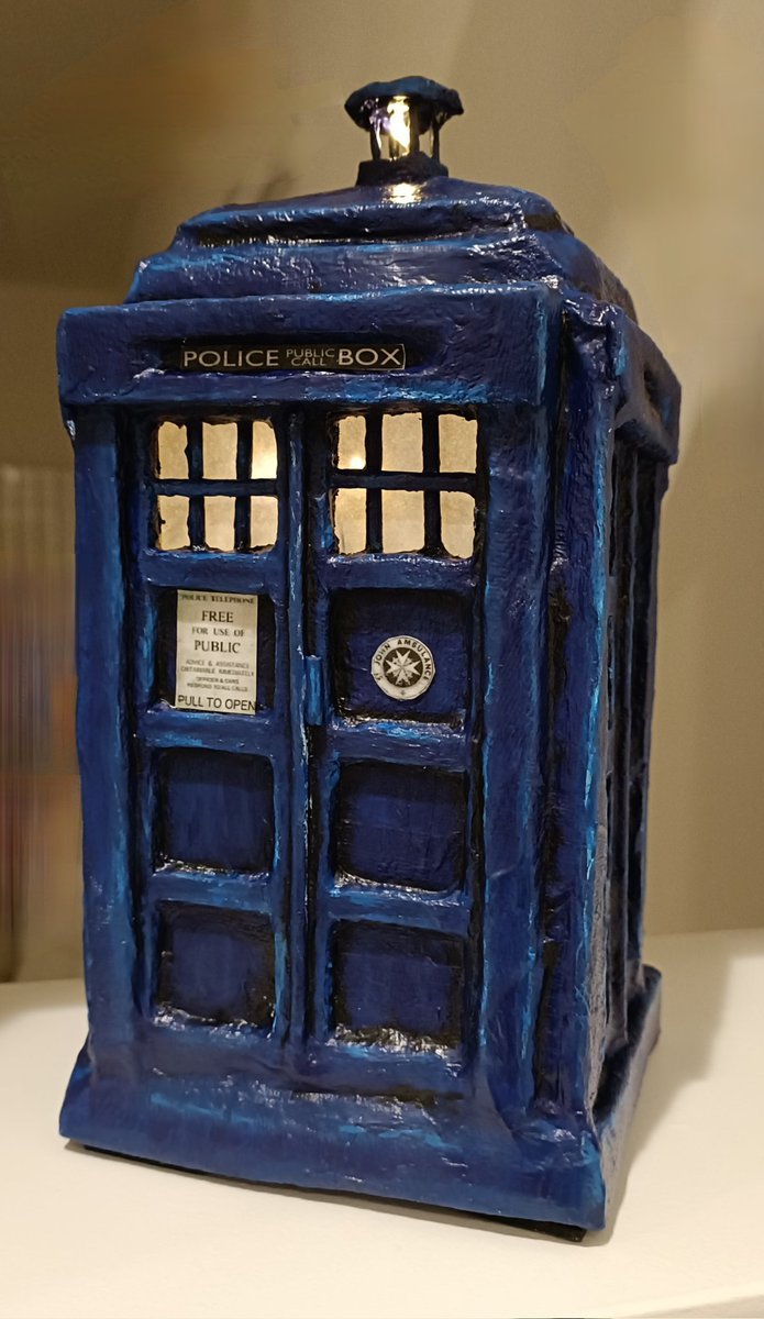 Not my usual kind of artwork, but I wanted to share this Tardis lantern I made from cardboard and way too much tape 😂
#DoctorWho