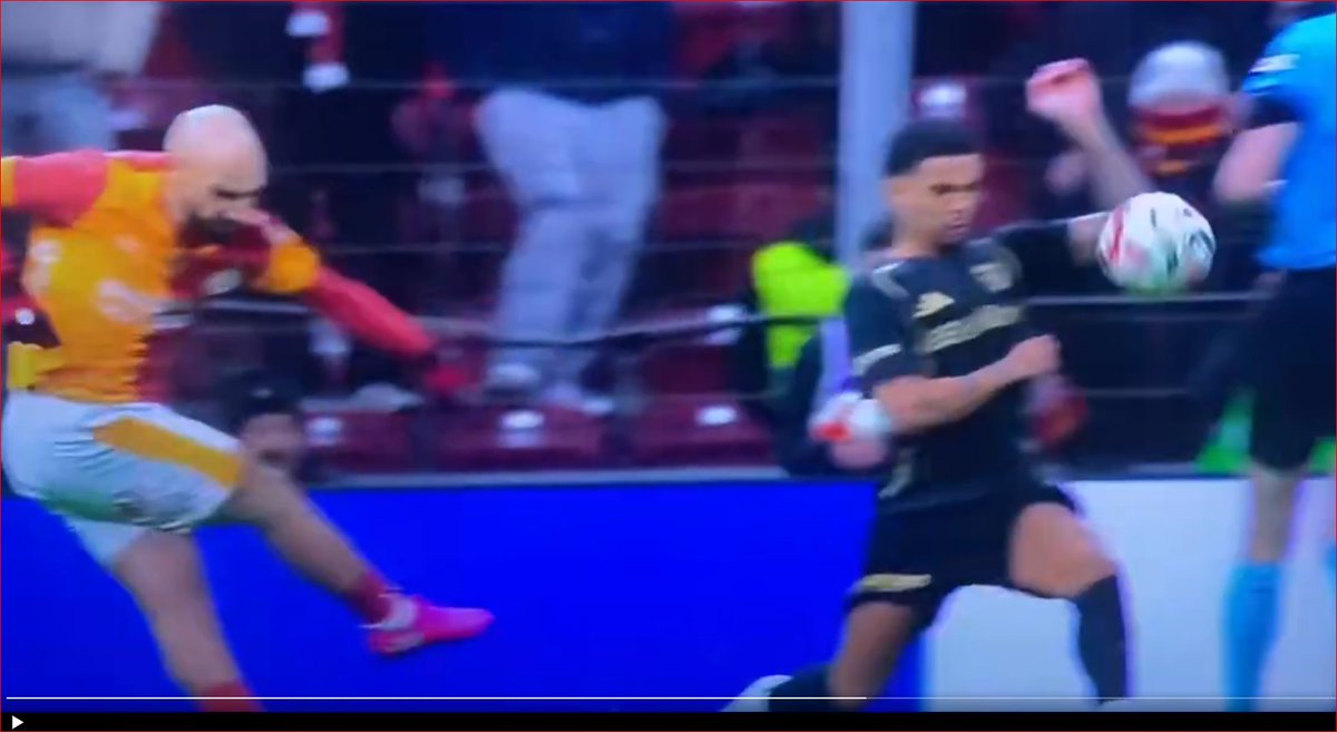 Top vücuttan sekiyor bence penaltı değil.