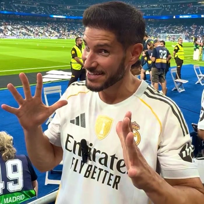 Qué barbaridad. Esto ocurre a diario y públicamente y el Madrid NO INTERVIENE.

El precio que marca es unitario, es decir, por vender las 4 en el sector 622 (gallinero del estadio) sacaría un sueldo mínimo en España (unos 1.200€).

Hay gente muy hija de puta y se dice muy poco.