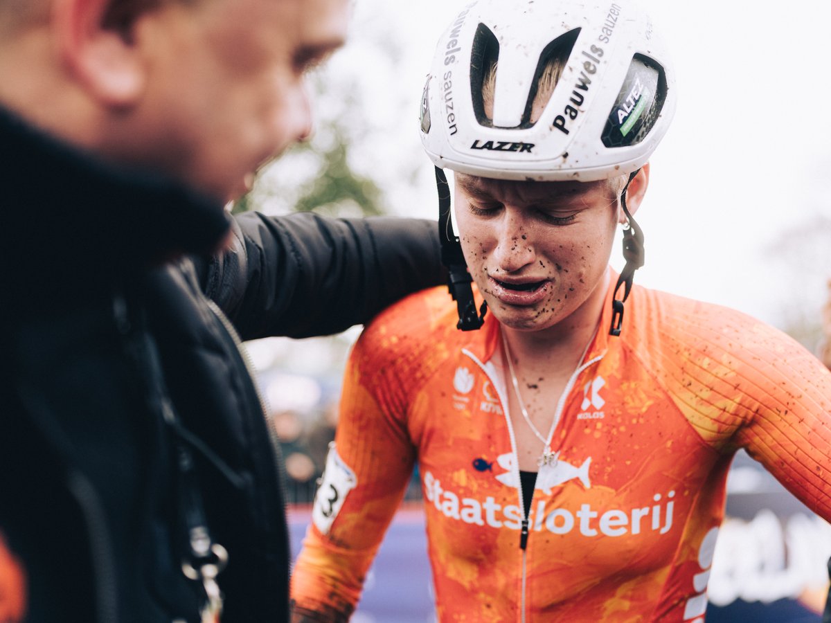 Amina_Lanaya's tweet photo. A historic weekend in Hulst! Mathieu van der Poel secures his 8th #CycloCross world title, while Leonie Bentveld and Delano Heeren shine in their rainbow stripes. 

Huge thanks to Hulst and @KNWU for hosting 40,000 passionate fans and making it all possible. https://t.co/OGtZMNI7Xb