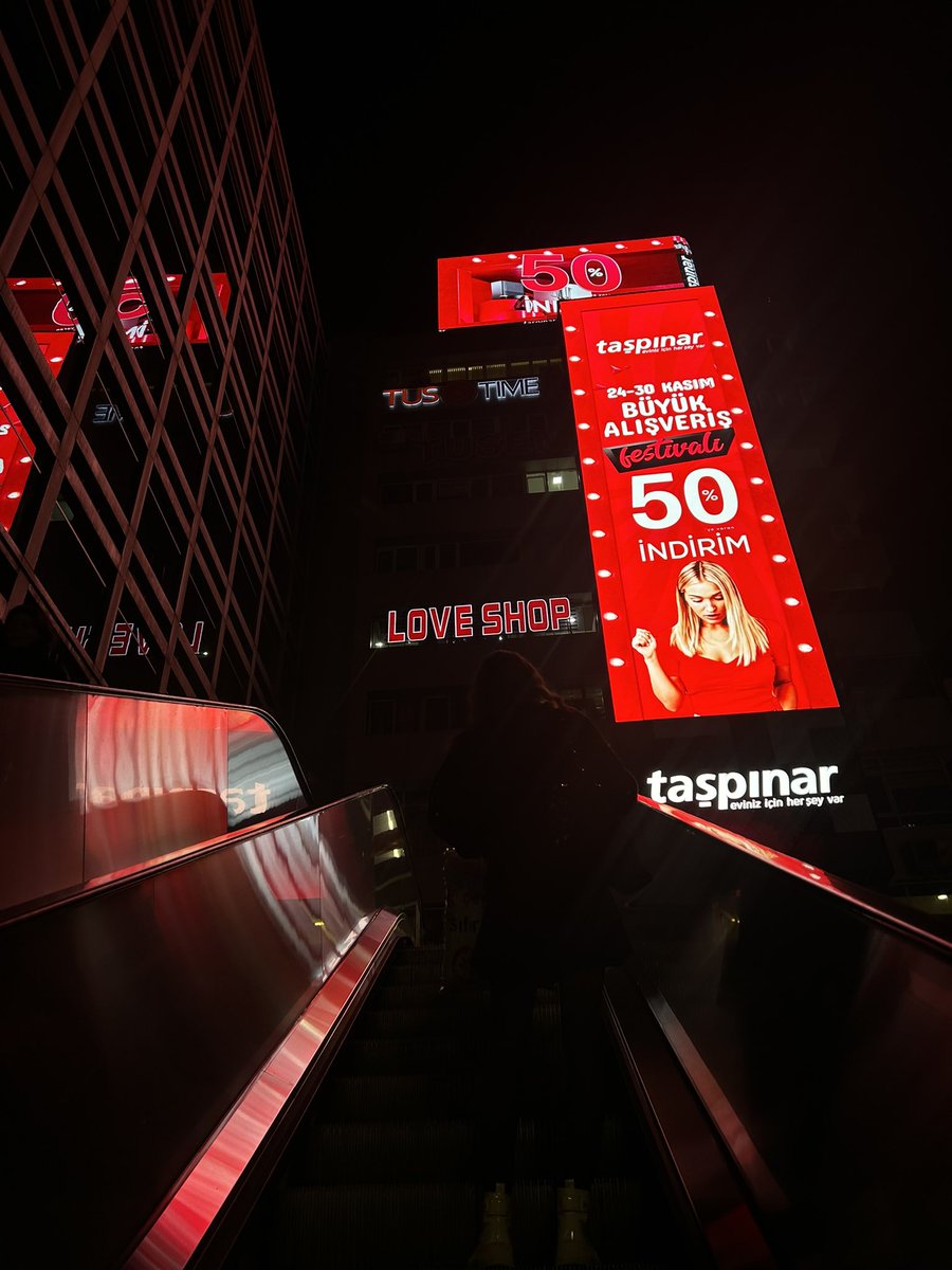 Bu şehirde yürürken kafamda hep Vega ve Pilli Bebek çalıyor