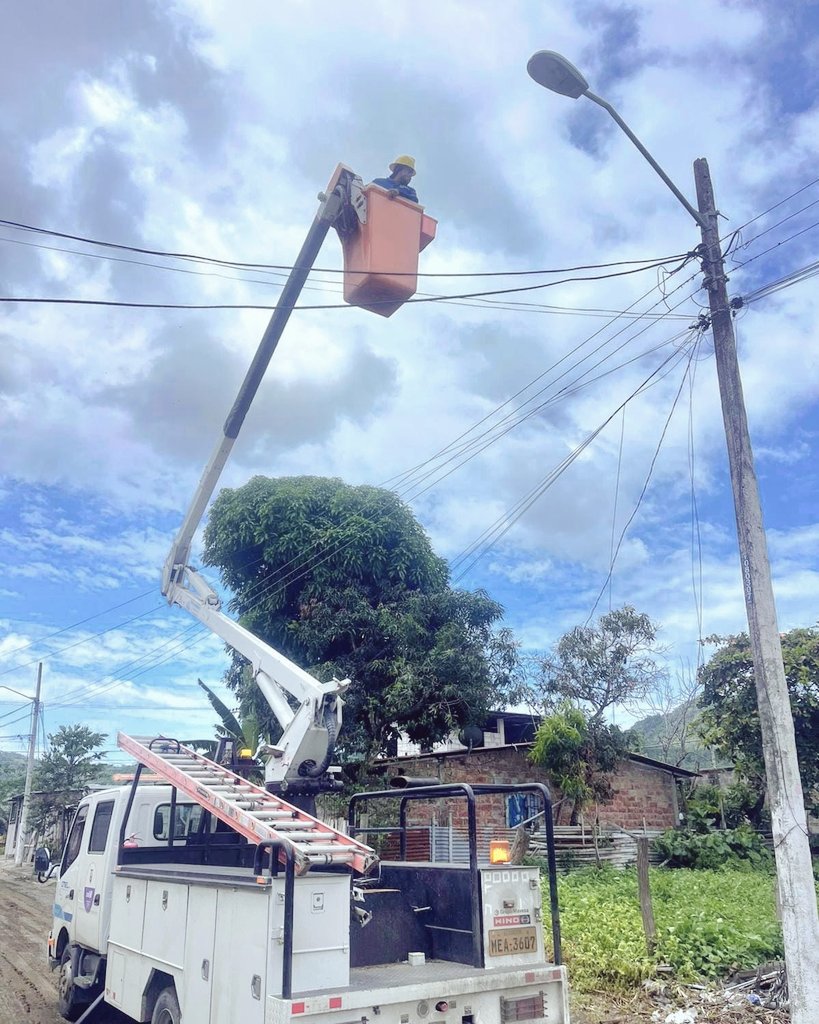 CNEL_EP's tweet photo. ✅ MANABÍ

Más de 500 familias se benefician con el mantenimiento de 95 luminarias y la instalación de 20 adicionales en diversos sectores: la avenida Simón Bolívar; las calles España, Vicente Rocafuerte y José Salamé; el sector del kilómetro 8 del cantón Sucre; así como el sector El Frutillo del cantón Rocafuerte.

Estas acciones son fundamentales para dinamizar la economía local, especialmente en zonas turísticas y agropecuarias