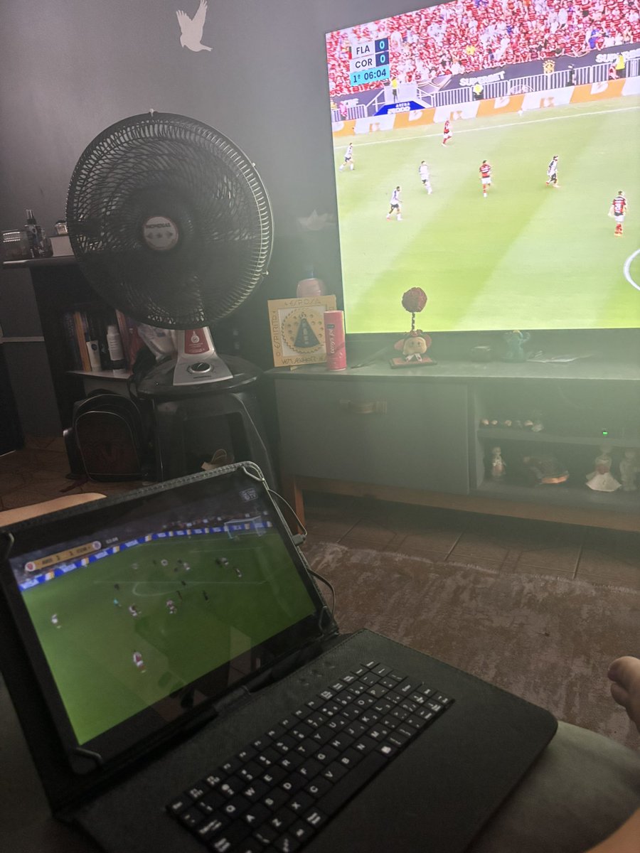 HellenChristini's tweet photo. A vida do Corinthiano hoje!

Duas telas!

Duas finais!

E um sentimento!

Vai Corinthians!!

#BrabasInLondon #SupercopaRei #SCCP #MeuTimão #Corinthians https://t.co/Qmw5n526W9
