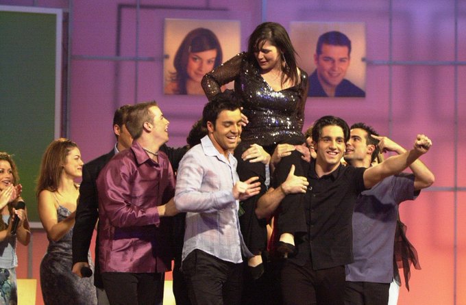 #Efemérides📺: Hoy se cumplen 23 años de la final de la primera edición de 'Operación Triunfo'. <a href="/RosaLopez/">Rosa López</a> se proclamó ganadora. Dicha final logró una audiencia media de ¡¡12.873.000 espectadores!! Historia de la televisión y de la música.