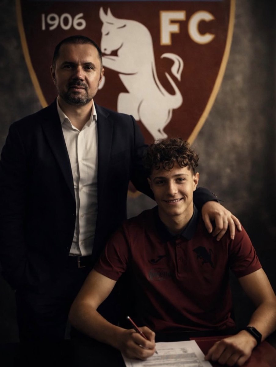 ToroGoal's tweet photo. ‼️📸 Matei #Ceuca ha firmato il contratto con il @TorinoFC_1906 fino al 30 giugno 2029. Il difensore classe 2008 arriva a titolo definitivo dall’@HellasVeronaFC per la #Primavera. #Torino #calciomercato https://t.co/9AK6ojgMca