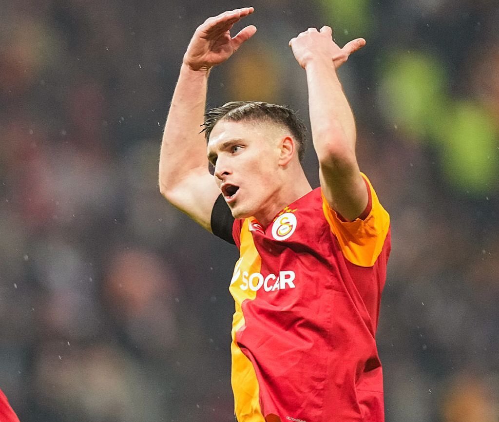 Sahaya koyduğu mücadele ve ortaya koyduğu performansla sanırım en az övdüğümüz isim. Ne trip atar, ne başka derdi var. Çok daha fazla övgüyü hak ediyor. Kalben helal olsun aslan parçası yüreğine sağlık.