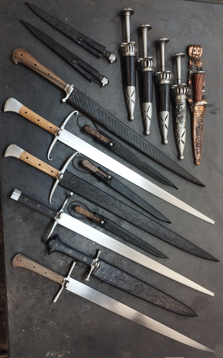 ABodorics's tweet image. It's all done in time for Dreynevent. Now a moment's rest*, before I get back to filling orders.

* That means sleeping, not a few days off. Sadly.