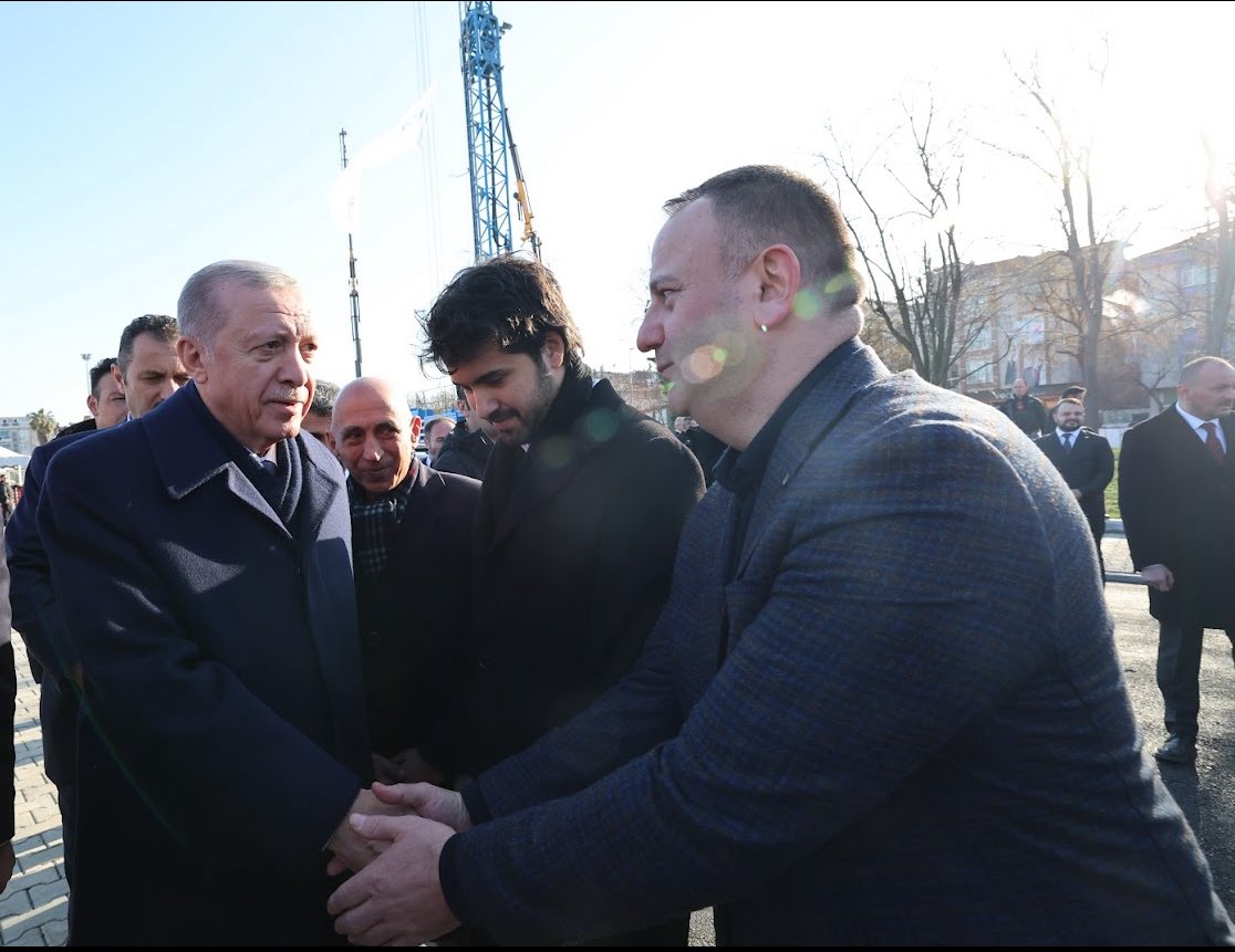 Epstein dosyaları açıldığında dünya şunu gördü:
Güçlü görünenlerin ne kadar çürük,
dokunulmaz sanılan ağların ne kadar kirli olduğunu…

O karanlık düzen; susanları, eğilenleri,
pazarlık yapanları severdi.

Ama bazı liderler vardır ki
bu düzenin parçası olmaz.

Recep Tayyip