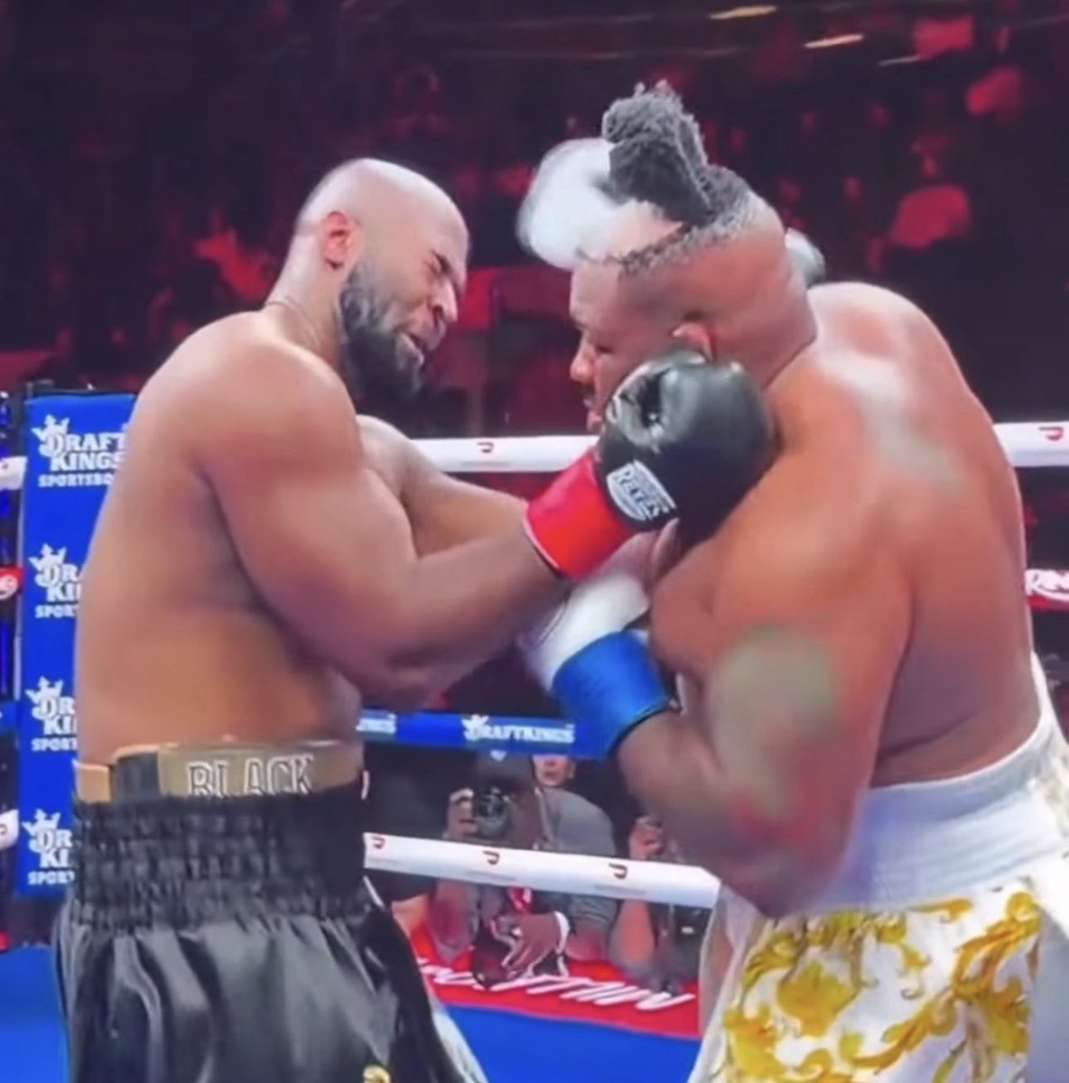 Grande ATOU evitant contacte per no rebre la 5a falta!!

ATOU! ATOU!
ATOU! ATOU!