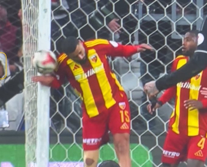 2 hafta önce buna penaltı vermeyen yapı bugün vücuttan seken topa penaltı verdi