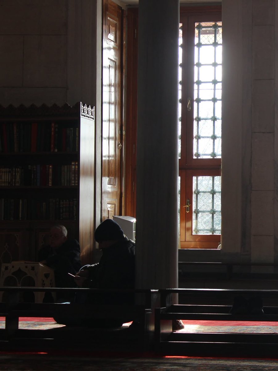 " Asıl huzur;telaşsız,sakin ve 
Allah'ı zikreden bir yaşam da gizli 🌿🤍"

~
📸Fatih Camii  cemaati