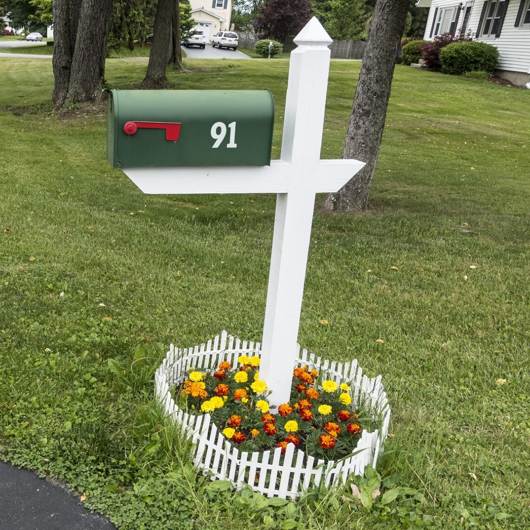 MichaelScottRT's tweet photo. It may not seem like much, but freshening-up that mailbox with some new paint, numbers and flowers can improve your curb appeal dramatically. https://t.co/zFBwEHU74c