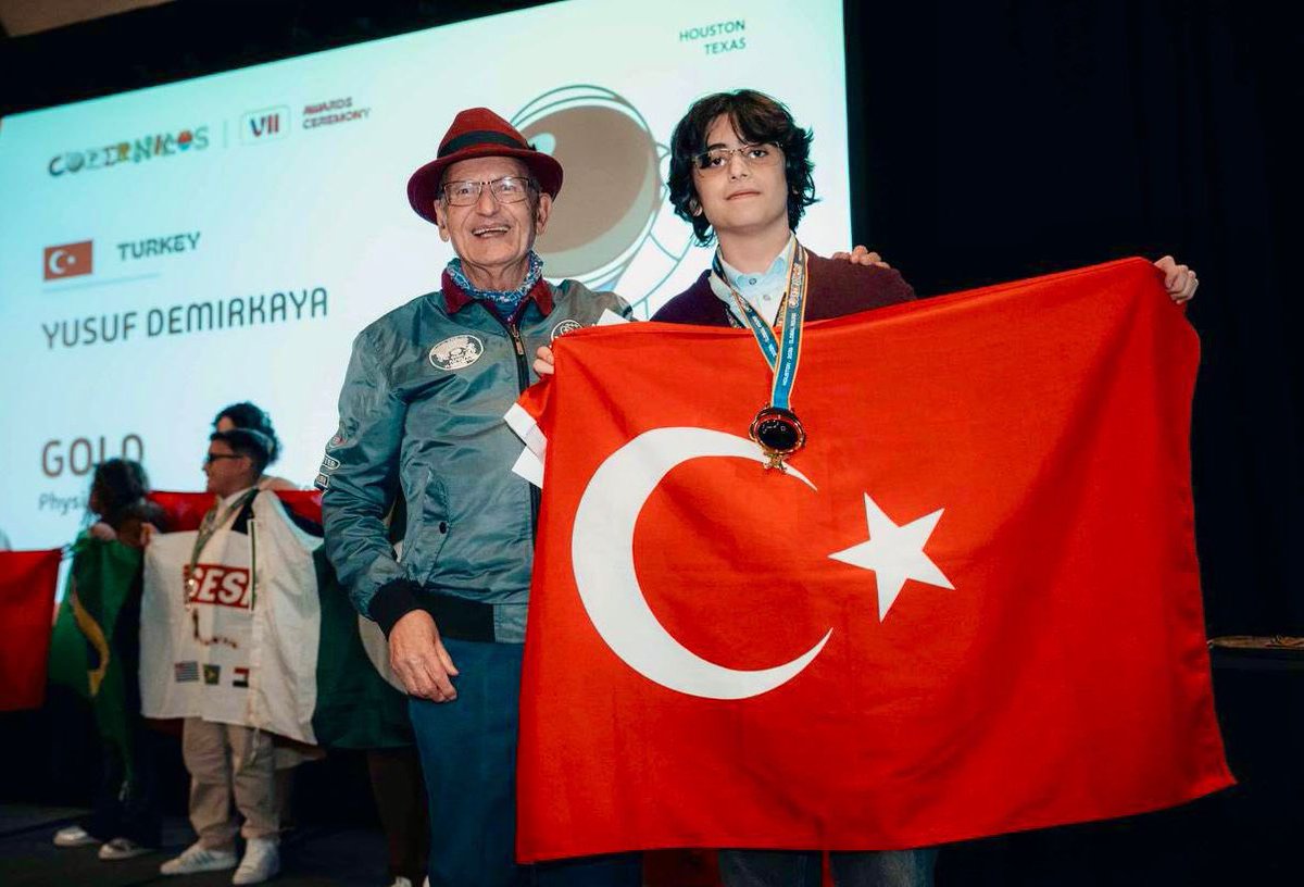 Öğrencimiz Yusuf Demirkaya, dünya birincisi! 🇹🇷👏🏻🏆

TÜBİTAK 4001 – Ulusal ve Uluslararası Yarışma/Etkinlik Katılım Desteği kapsamında desteklenen Cağaloğlu Anadolu Lisesi ve Fatih İslam Seçen Bilim ve Sanat Merkezi fizik proje öğrencimiz Yusuf Demirkaya, ABD’nin Houston kentinde