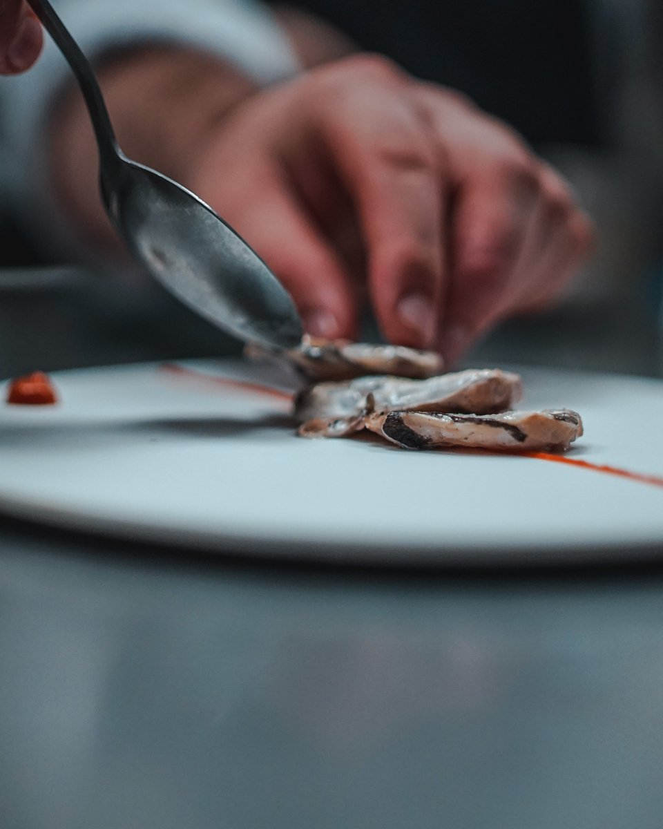 Fuego lento, manos expertas y un resultado perfecto.
Kokotxas recién salidas de la parrilla, con ese sabor intenso que te transporta directamente a nuestras costas.
Empieza la semana sabiendo que te mereces lo mejor.

¿Y si este lunes lo cambias todo y vienes a disfrutarlas?