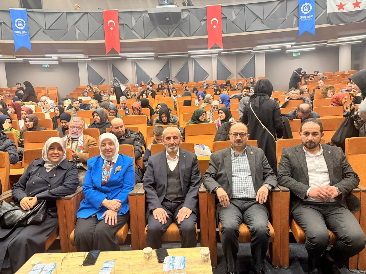 Emine_Gozgec16's tweet photo. Bursa Gönüllü Kuruluşlar Platformu Hanımlar birimi tarafından düzenlenen, yapımclığını Tülay Gökçimen'in, yönetmenliğini Dihat Kaya'nın yaptığı, Surreal  Suriye belgesel filmi  gösterimine katıldık.

Suriye cezaevlerinden sağ çıkabilen tanıkların gözünden; yaşatılan zulmü, karanlık hücreleri, akılalmaz işkenceleri, kaybolan yılları, onca zulme rağmen inancı, sabrı, imanı,
özgürlüğün vazgeçilmezliğini anlatan bir belgesel.. 

Dünyada yaşanan tüm bu zulümler karşısında, Sayın Cumhurbaşkanımızın Dünya Beşten Büyüktür ve Daha Adil Bir Dünya Mümkün tesbiti, ne kadar hayati bir öneme sahip, bir kez daha idrak ediyoruz.

@bursagonullukuruluslar
@tulaygokcimenoffical
@dihatky