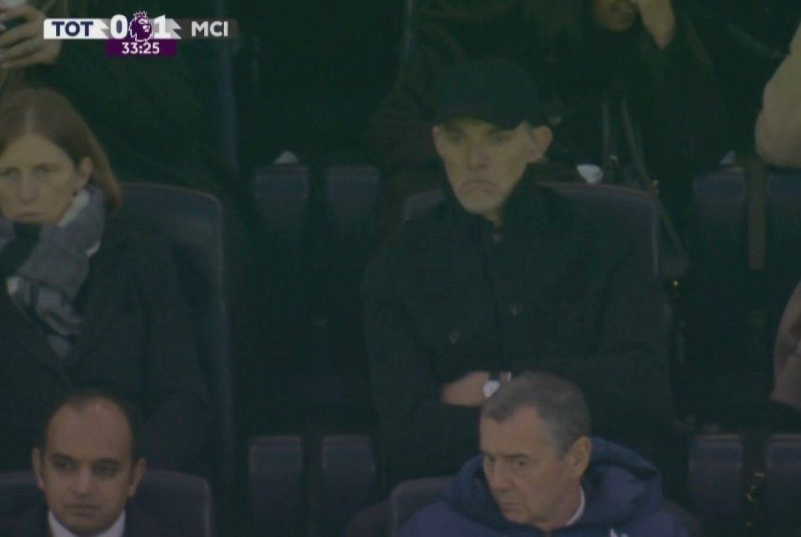 هذا الكلب تارك مباراتنا الممتعة وجاي يشاهد السيتي وتوتنهام يلي كل لاعبينهم مستدعين في المنتخب الإنجليزي 😤😂